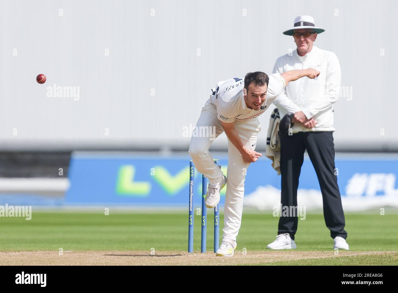 Il capitano del Middlesex, Toby Roland-Jones, bowling preso a Birmingham, Regno Unito il 26 luglio 2023, durante la partita del LV= Insurance County Championship tra Warwi Foto Stock