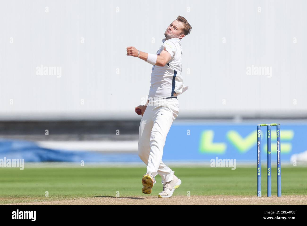 Tom Helm del Middlesex, bowling in azione a Birmingham, Regno Unito, il 26 luglio 2023, durante la partita del campionato LV= Insurance County tra Warwickshire Foto Stock