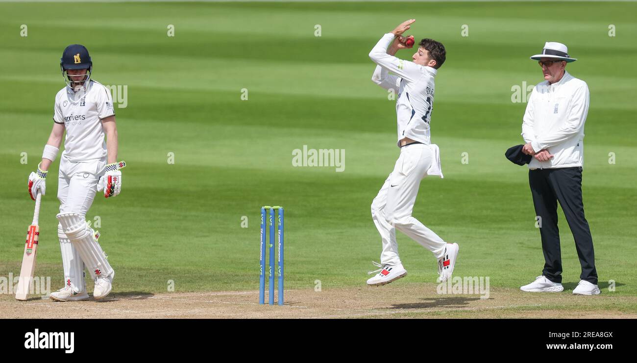 Josh de Caires del Middlesex, bowling in azione a Birmingham, Regno Unito, il 26 luglio 2023, durante la partita del LV= Insurance County Championship tra Warwick Foto Stock