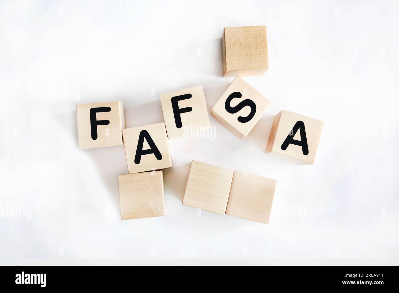 Parola Fafsa su blocchi di legno e tabella bianca. Applicazione gratuita per Federal Student Aid Business Concept. Foto Stock