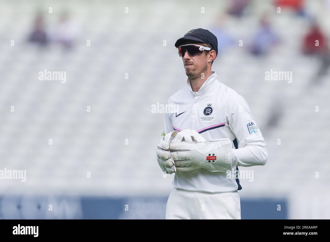 Il wicketkeeper del Middlesex, John Simpson, preso a Birmingham, Regno Unito il 26 luglio 2023, durante la partita del LV= Insurance County Championship tra Warwickshire Foto Stock