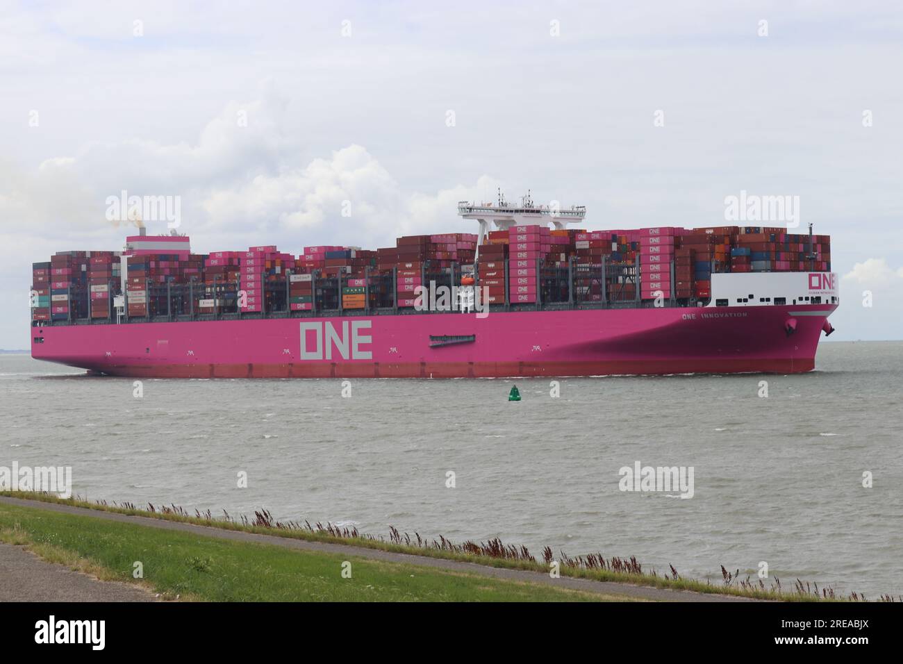 una grande nave container rosa "one innovation" naviga attraverso il mare di westerschelde verso il porto di anversa durante il suo viaggio inaugurale Foto Stock