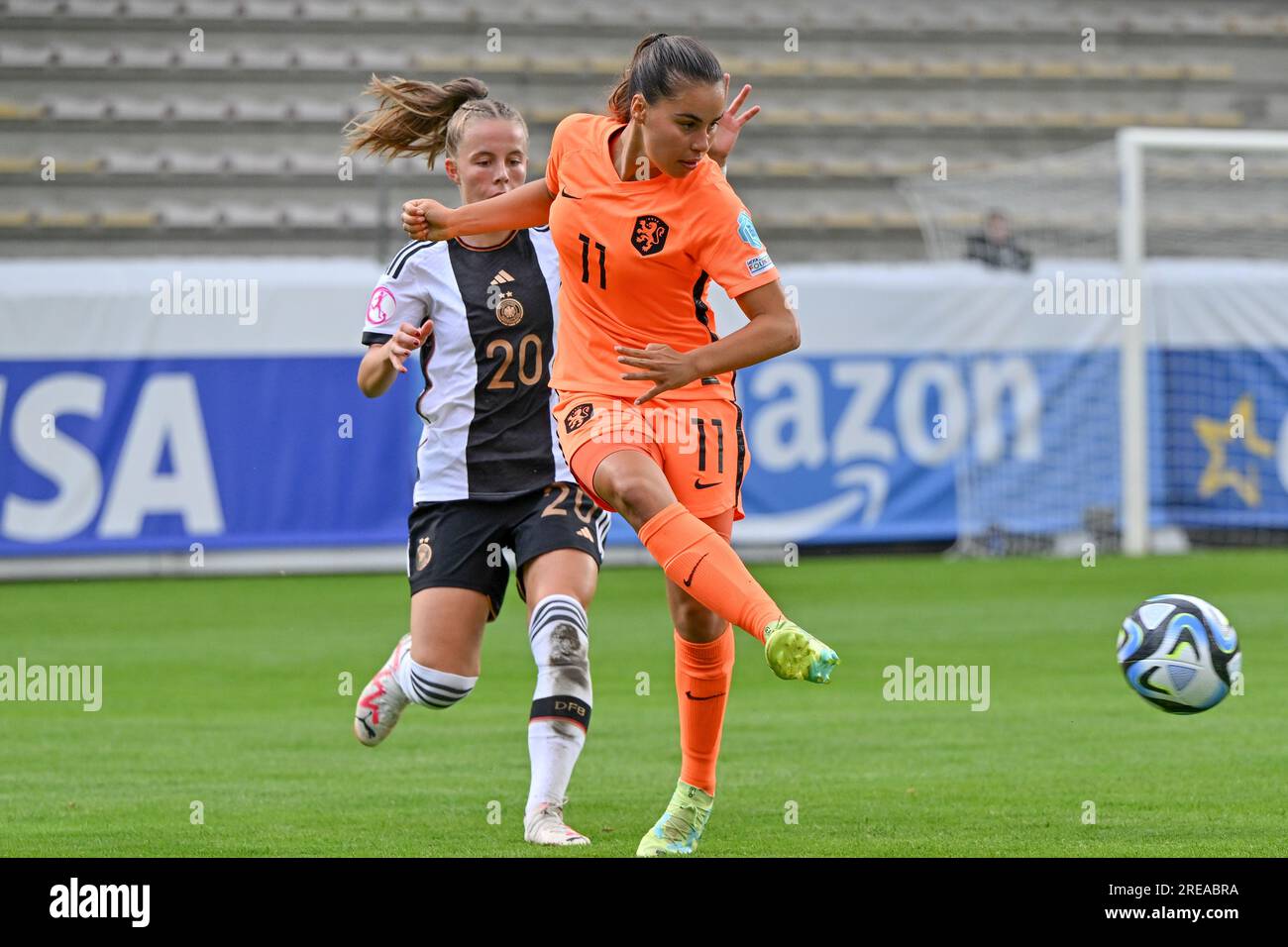 Laura Gloning (20) della Germania e Ziva Henry (11) dei Paesi Bassi nella foto di una partita di calcio femminile tra le nazionali femminili under 19 dei Paesi Bassi e della Germania in occasione del Torneo finale EURO femminile under 19 della UEFA il terzo giorno del gruppo A di mercoledì 24 luglio 2023 A Tubize , Belgio . FOTO SPORTPIX | David Catry Foto Stock