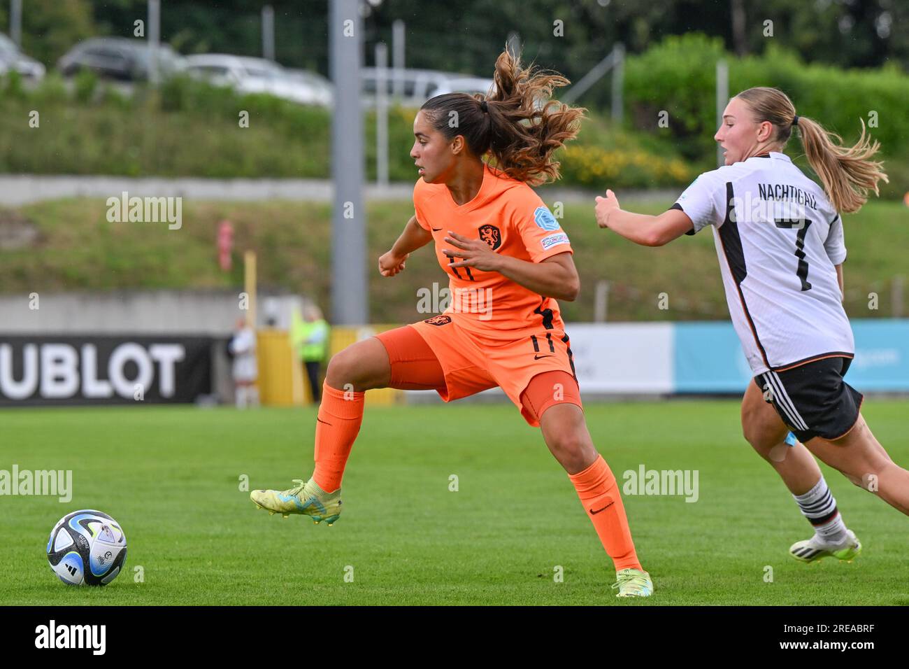 Ziva Henry (11) dei Paesi Bassi e Sophie Nachtigall (7) della Germania, ritratta durante una partita di calcio femminile tra le nazionali femminili sotto 19 squadre dei Paesi Bassi e della Germania al Torneo finale EURO femminile Under-19 della UEFA il terzo giorno del gruppo A di mercoledì 24 luglio 2023 A Tubize , Belgio . FOTO SPORTPIX | David Catry Foto Stock