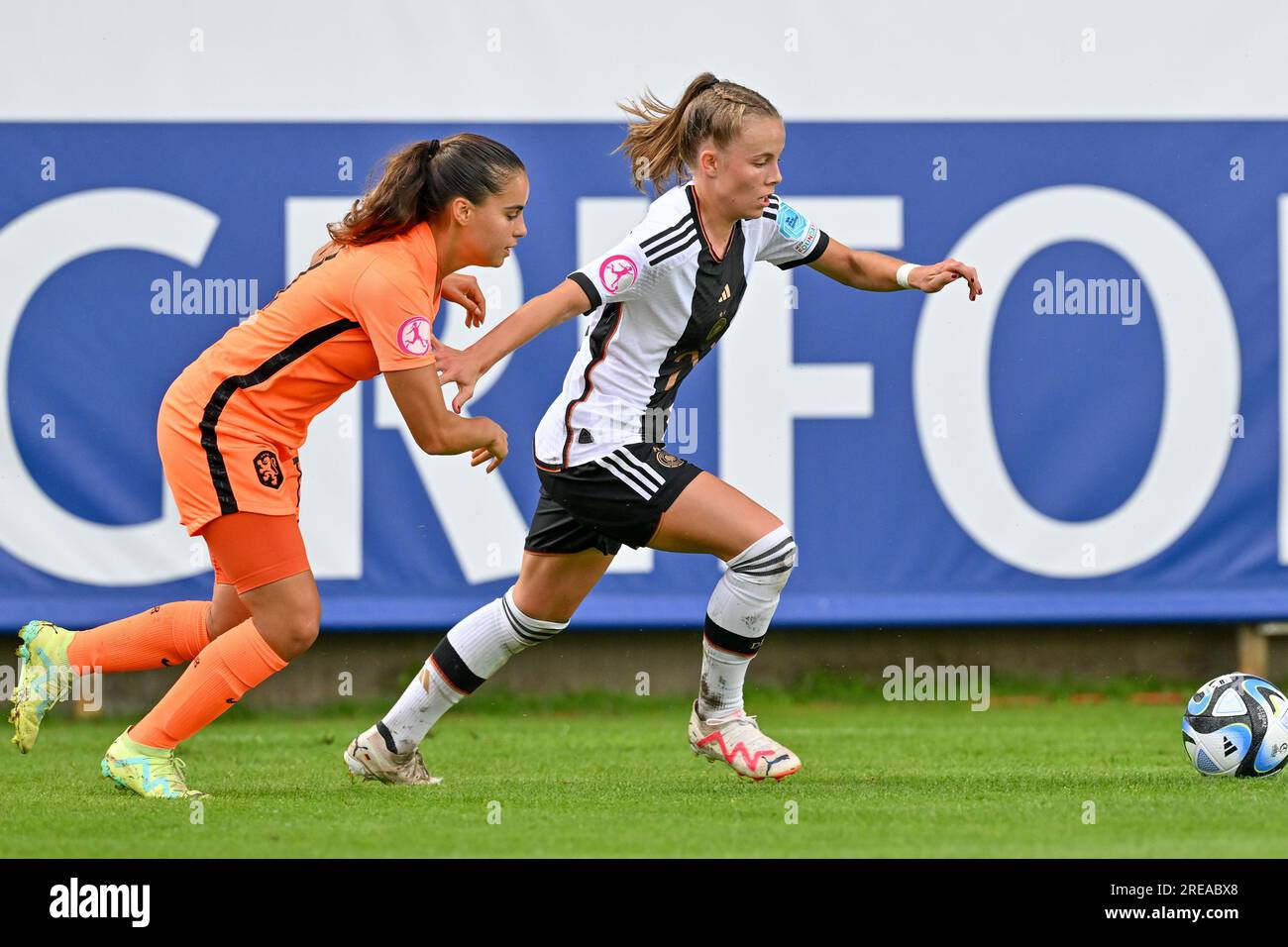 Ziva Henry (11) dei Paesi Bassi e Laura Gloning (20) della Germania, raffigurata durante una partita di calcio femminile tra le nazionali di calcio Under 19 dei Paesi Bassi e della Germania al Torneo finale EURO femminile UEFA Under-19 nella terza giornata del gruppo A di mercoledì 24 luglio 2023 A Tubize , Belgio . FOTO SPORTPIX | David Catry Foto Stock