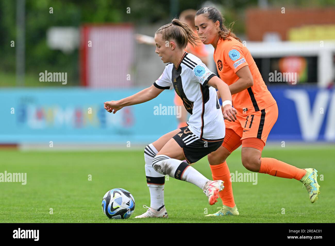 Laura Gloning (20) della Germania e Ziva Henry (11) dei Paesi Bassi nella foto di una partita di calcio femminile tra le nazionali femminili under 19 dei Paesi Bassi e della Germania in occasione del Torneo finale EURO femminile under 19 della UEFA il terzo giorno del gruppo A di mercoledì 24 luglio 2023 A Tubize , Belgio . FOTO SPORTPIX | David Catry Foto Stock