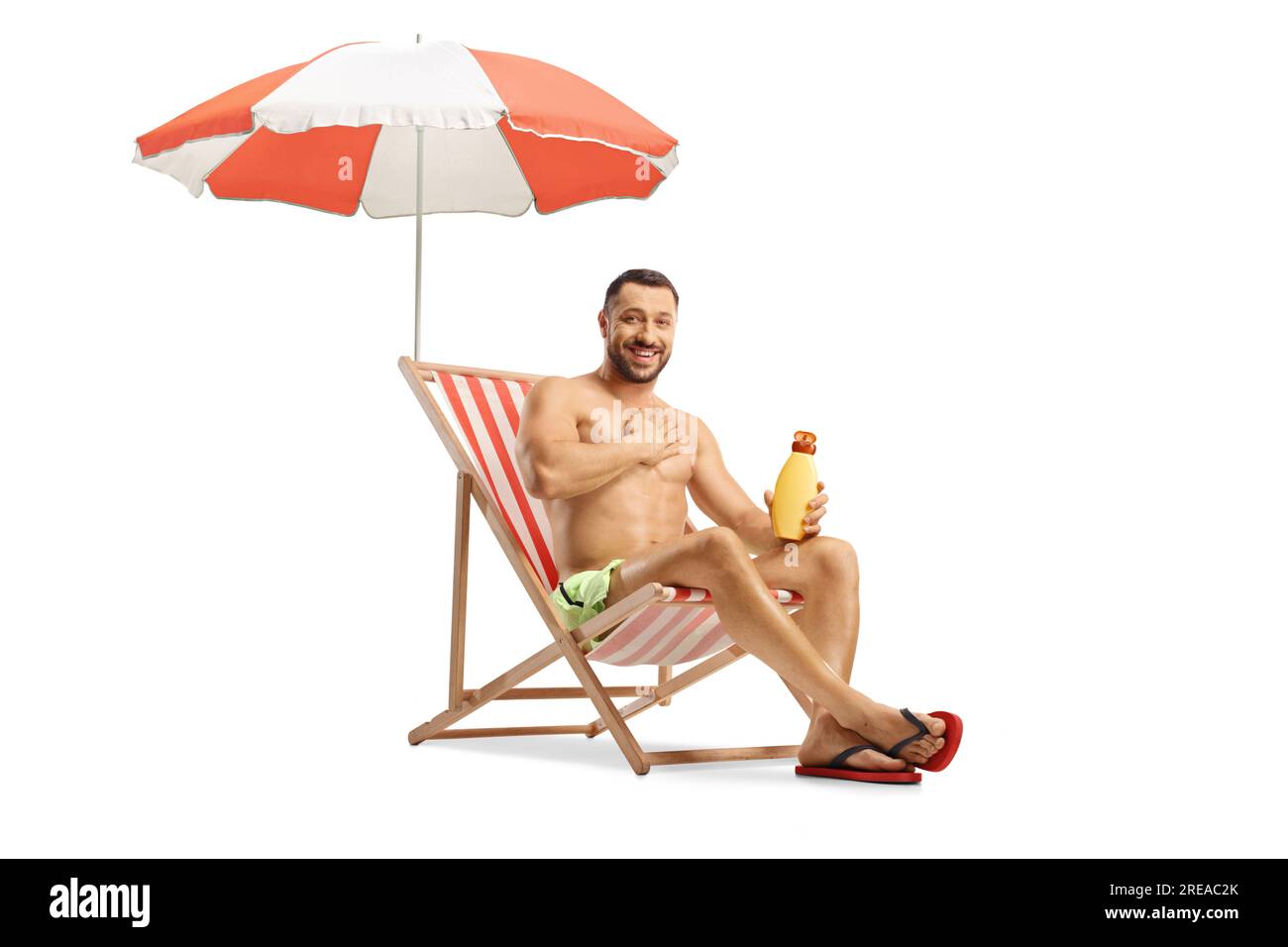 Giovane che applica crema solare sul petto isolato su sfondo bianco Foto Stock