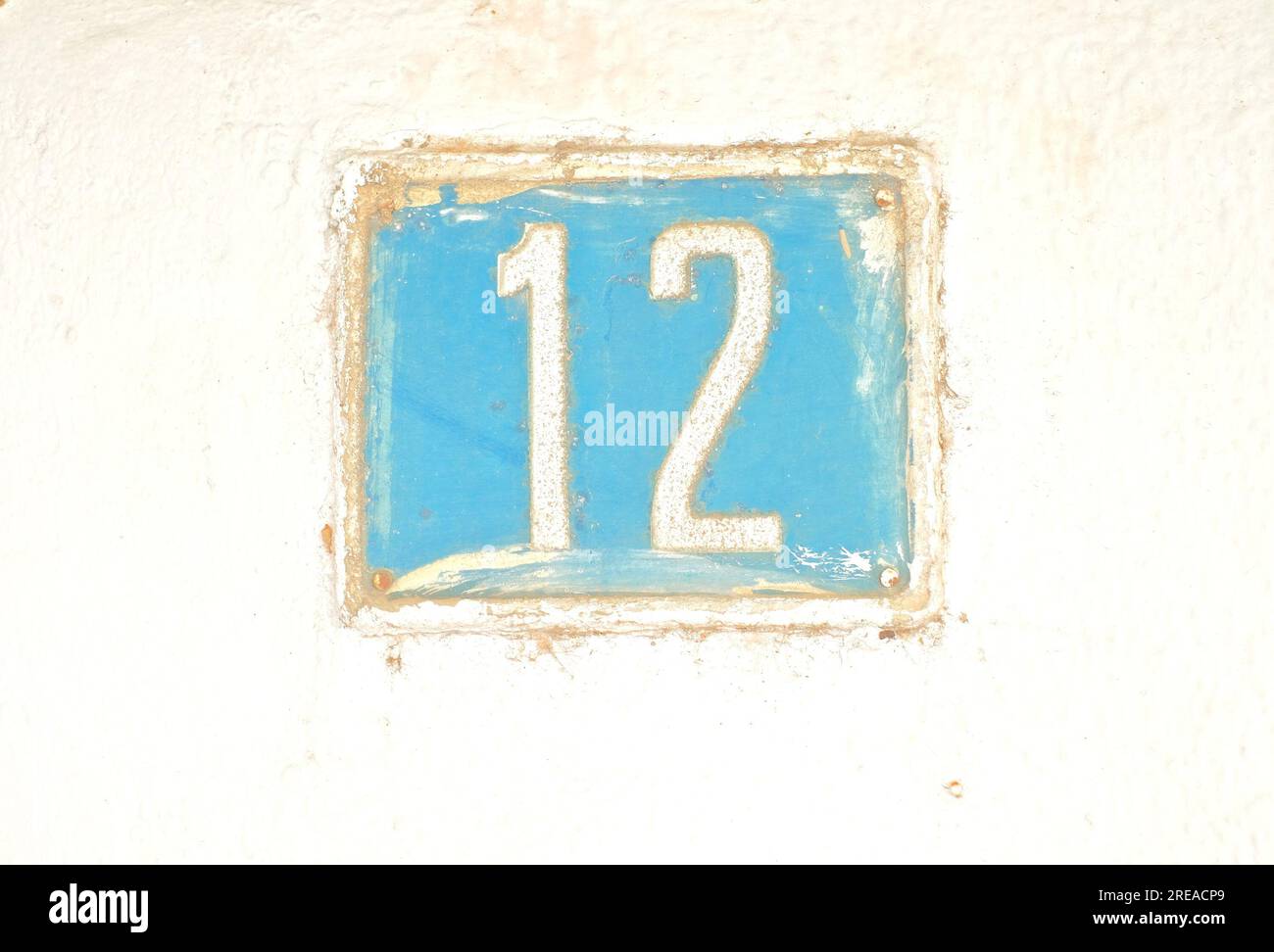 Numebr 12, dodici, blu su sfondo bianco. Foto Stock
