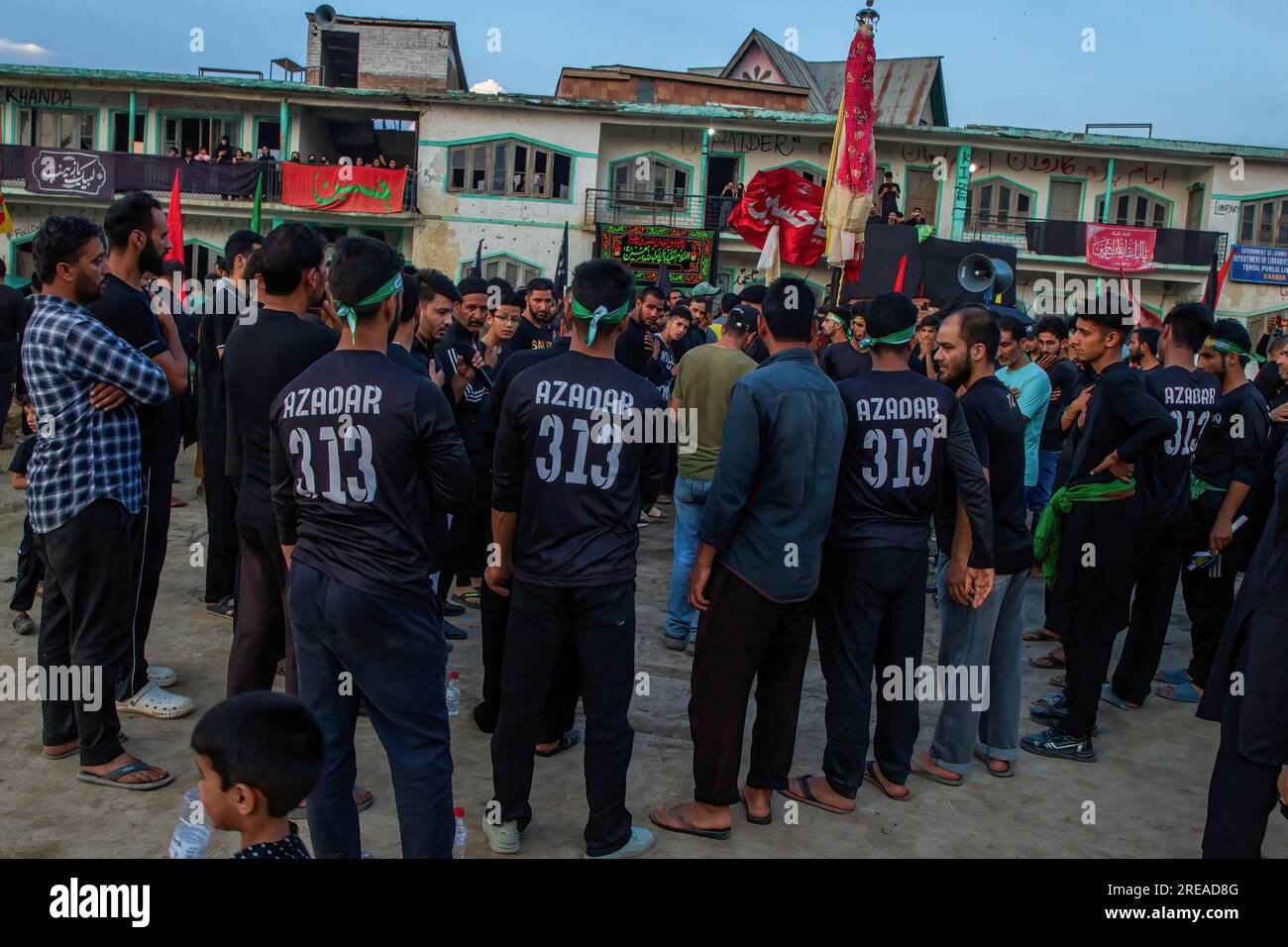 25 luglio 2023, Srinagar, Jammu e Kashmir, India: Bambini musulmani sciiti del Kashmir che portano bandiere religiose mentre camminano durante la processione del 7° giorno di Muharram nella periferia di Srinagar. (Immagine di credito: © Faisal Bashir/SOPA Images via ZUMA Press Wire) SOLO PER USO EDITORIALE! Non per USO commerciale! Foto Stock