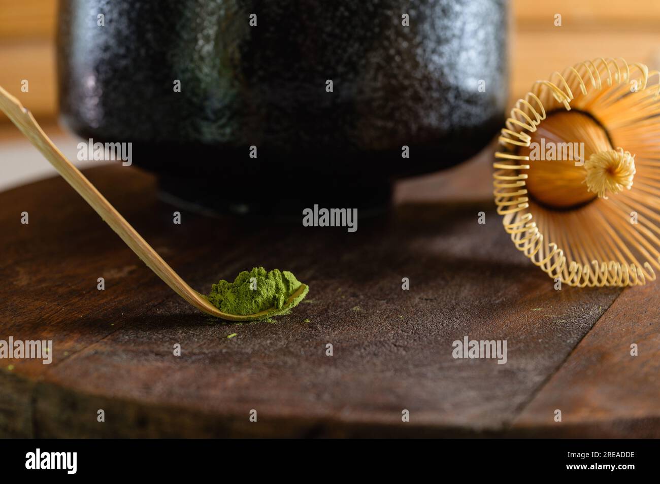Cucchiaio di bambù matcha per preparare il tè giapponese. Preparazione del tè Matcha. Tè Matcha giapponese. Bevanda a base di erbe, bevanda sana. Foto Stock