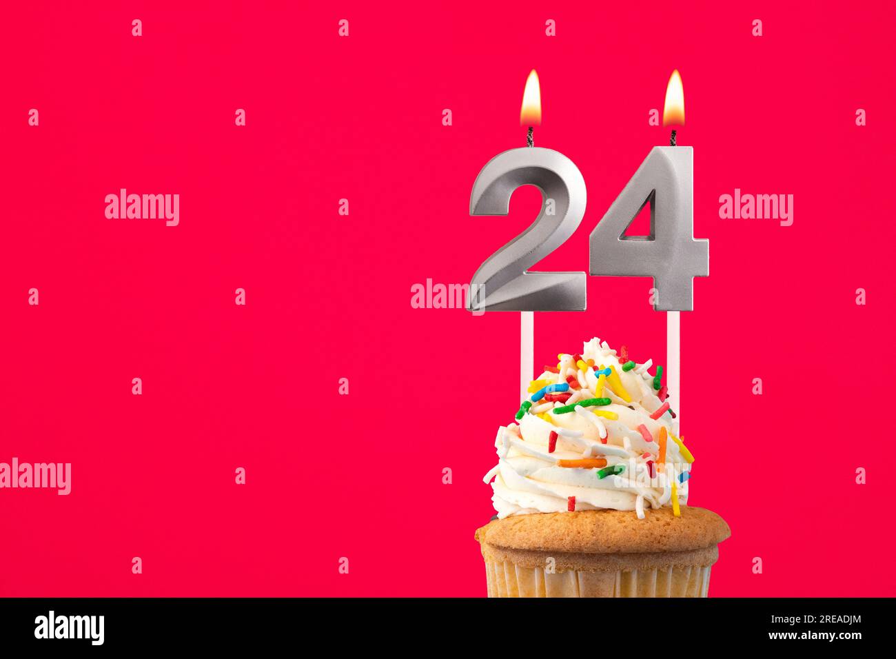 Candela brucia numero 24 - biglietto di compleanno con torta Foto Stock