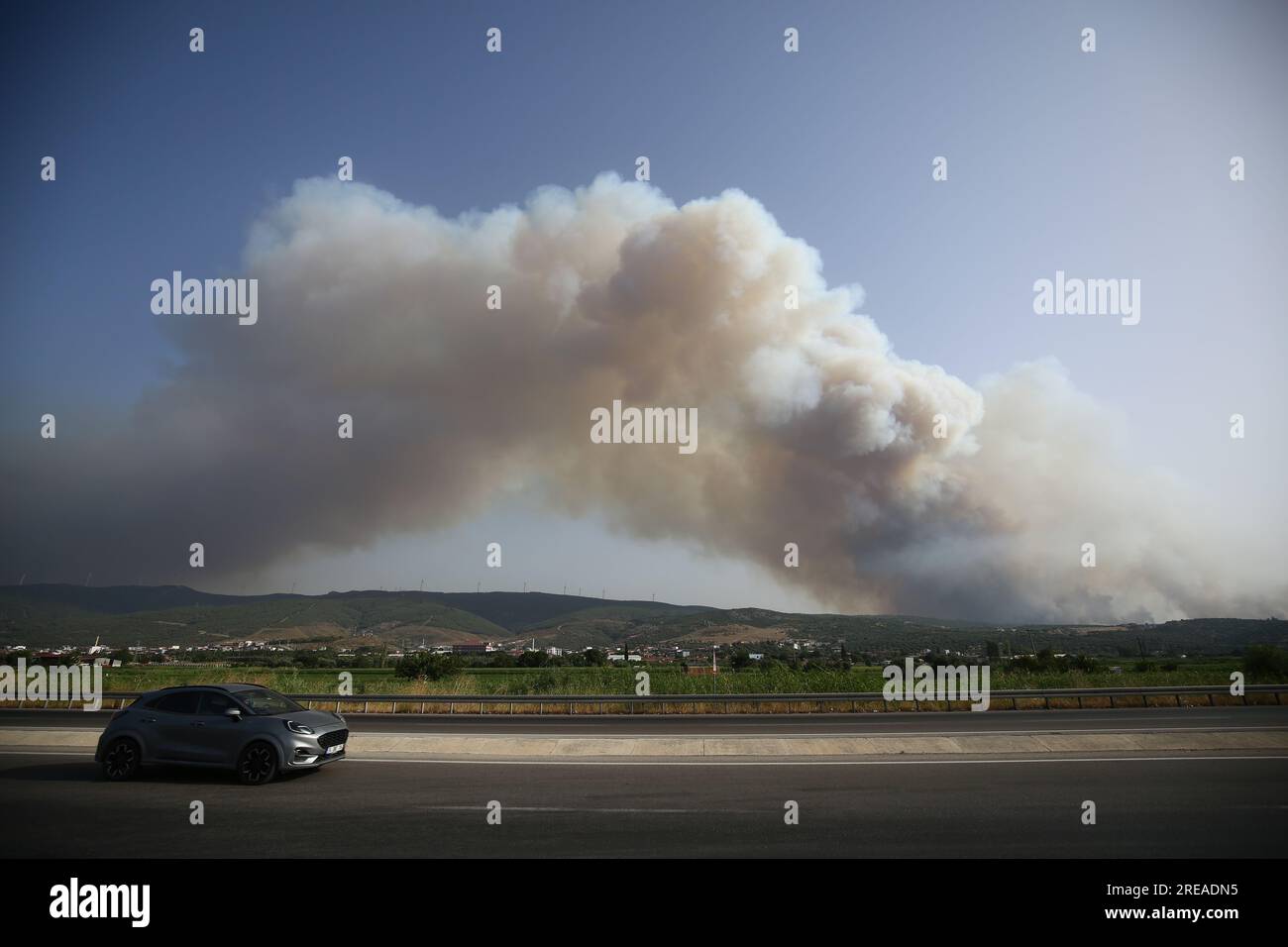 Izmir, Turchia. 26 luglio 2023. Con l'aumento delle temperature dell'aria, il numero di incendi nelle aree forestali ha iniziato ad aumentare. La risposta all'incendio della foresta nel distretto di Odemis di Smirne continua. (Immagine di credito: © Serkan Senturk/ZUMA Press Wire) SOLO USO EDITORIALE! Non per USO commerciale! Foto Stock