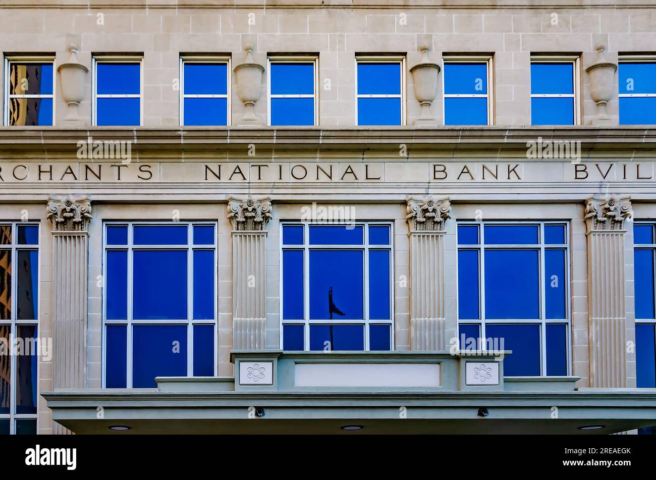 Il Merchant National Bank Building è raffigurato il 27 giugno 2023 a Mobile, Alabama. L'edificio a 18 piani è stato costruito nel 1929. Foto Stock