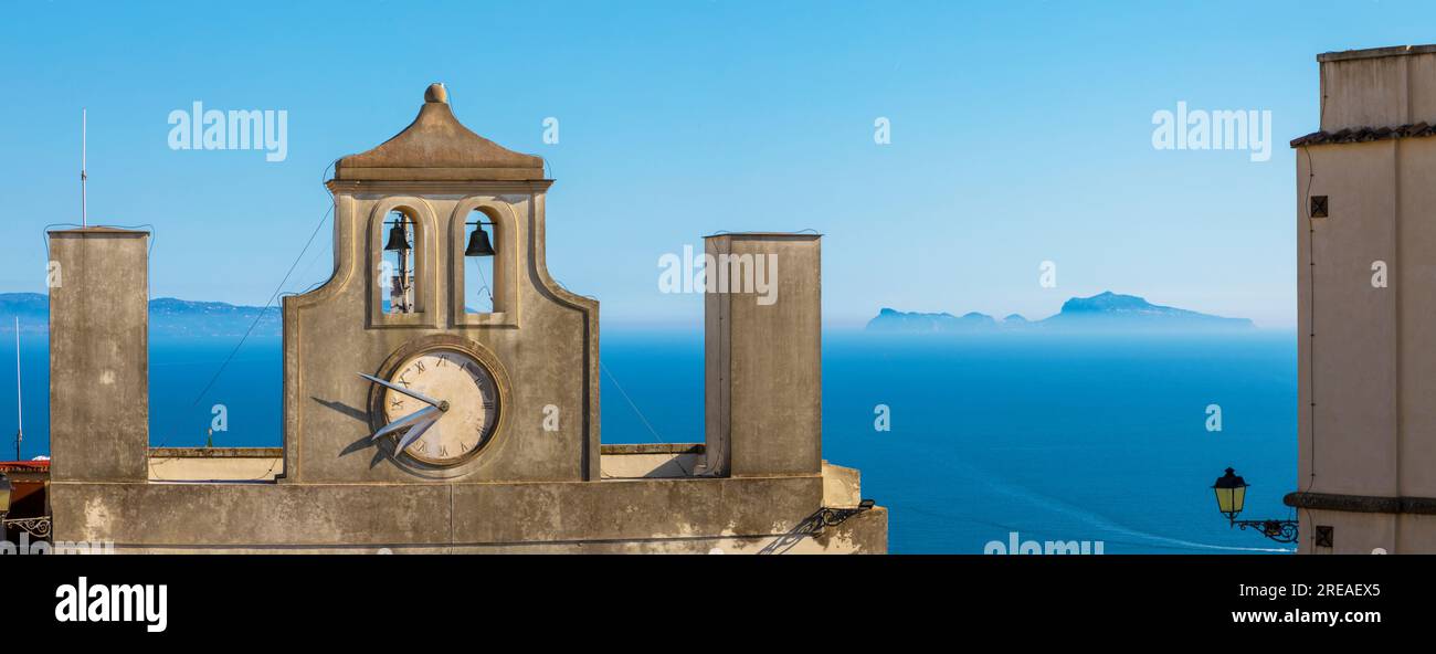 Napoli - il panorama da Castel Sant Elmo all'isola di Capri. Foto Stock