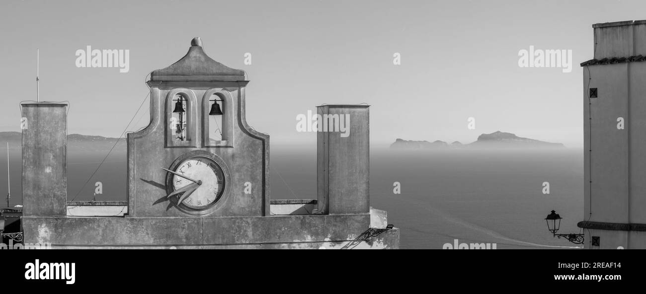 Napoli - il panorama da Castel Sant Elmo all'isola di Capri. Foto Stock