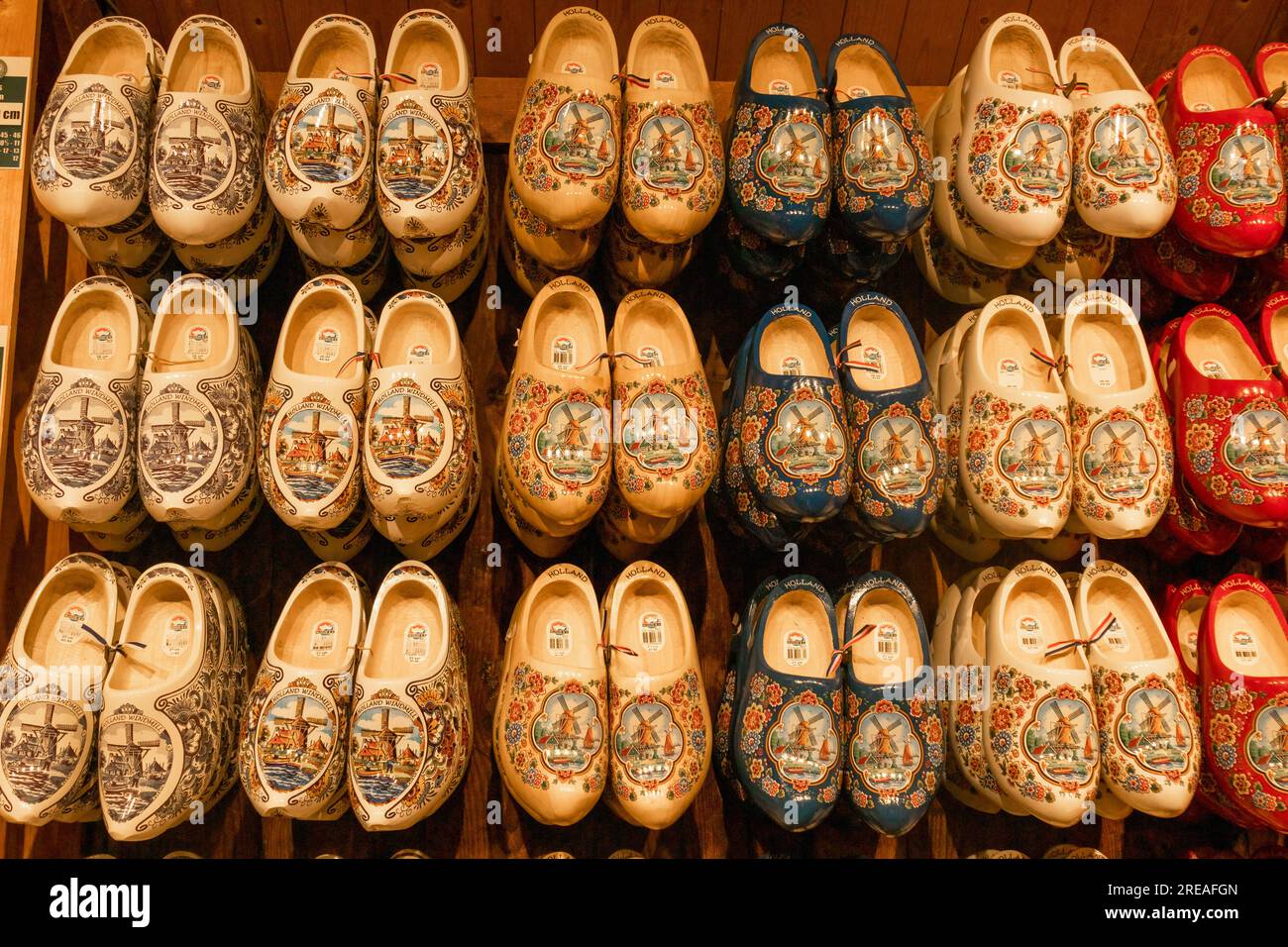 Zoccoli in legno olandesi fabbricati in serie in vendita nei negozi turistici come cimeli delle vacanze in colori vivaci Foto Stock