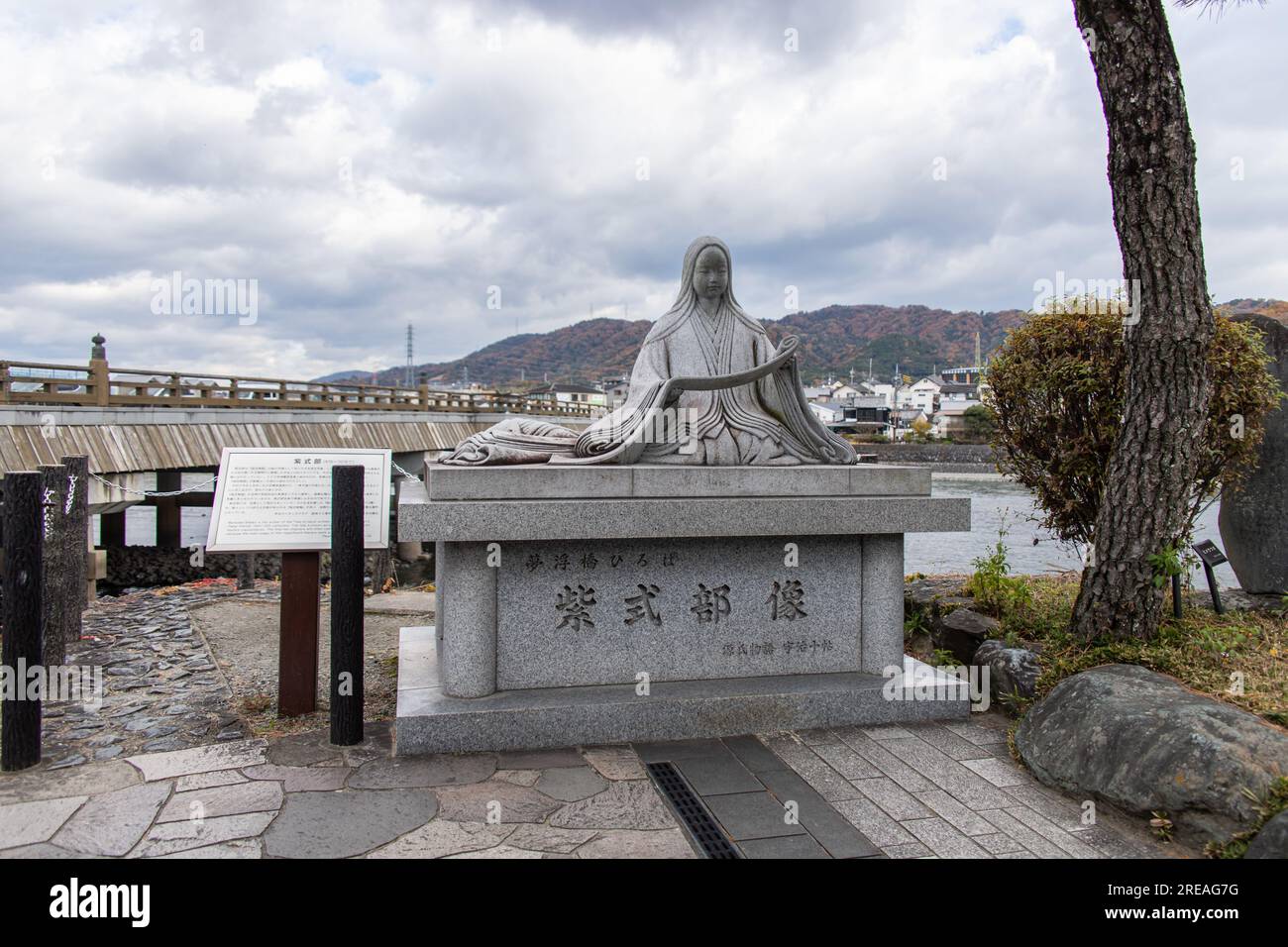 Statua di un romanziere, poeta e dama di compagnia giapponese alla corte dell'era Heian Murasaki Shikibu sul fiume Uji. L'autore de il racconto di Genji Foto Stock