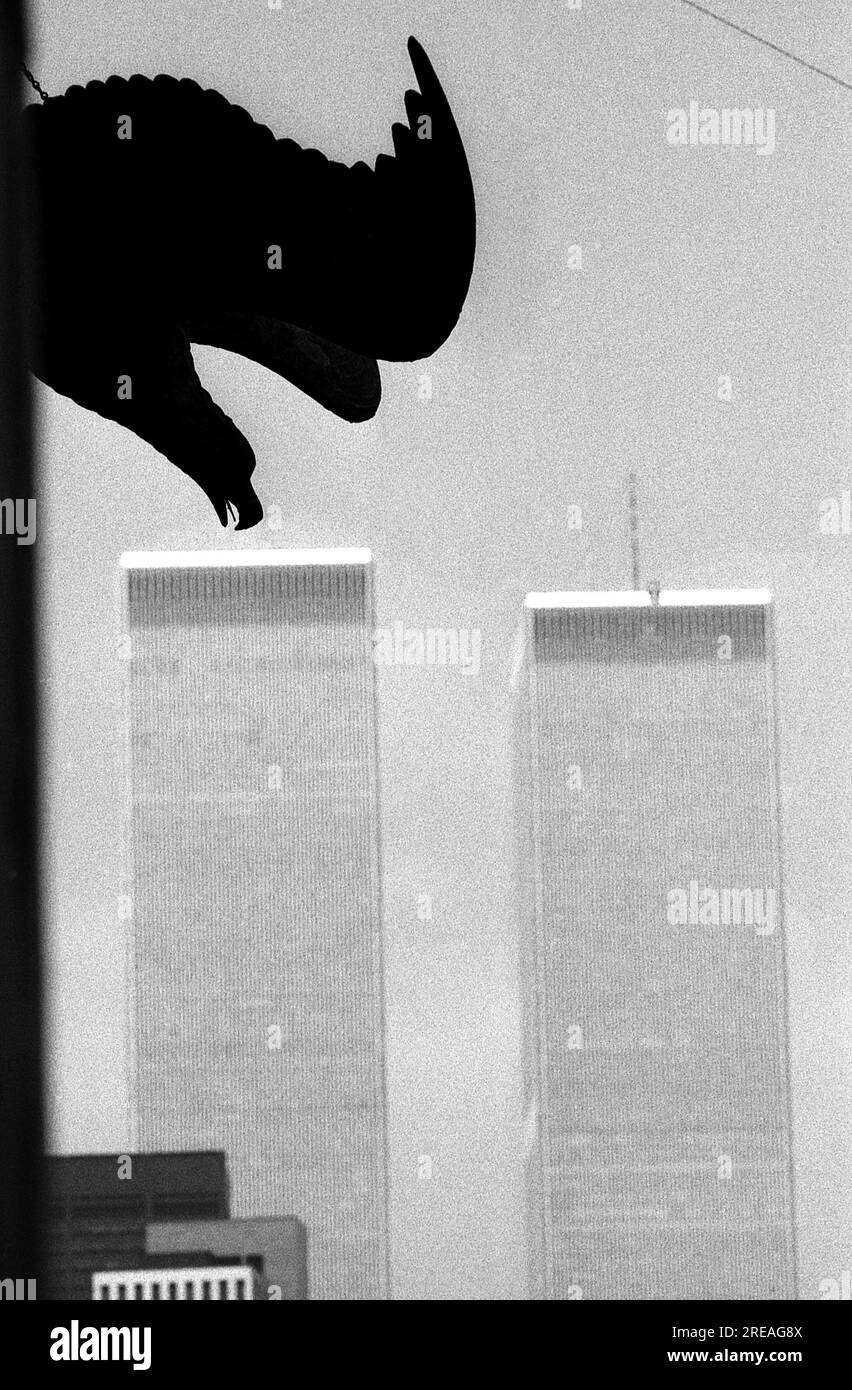 AJAXNETPHOTO. LUGLIO 1975. BROOKLYN, NEW YORK, USA. - BROOKLYN EAGLE - ICONICO PUNTO DI RIFERIMENTO DELL'EAGLE DI BROOKLYN SU UN VECCHIO EDIFICIO DI MAGAZZINI SI AFFACCIA SULLE TORRI GEMELLE DEL WORLD TRADE CENTER ATTRAVERSO L'EAST RIVER A LOWER MANHATTAN. FOTO:JONATHAN EASTLAND/AJAXREF:750036 11 65 Foto Stock