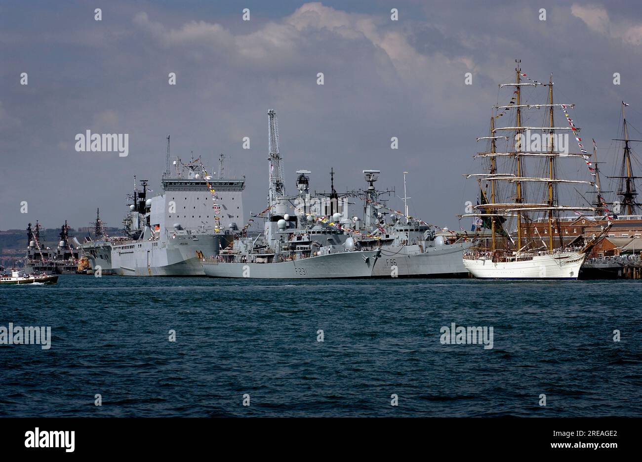 AJAXNETPHOTO. 26 LUGLIO 2008. PORTSMOUTH, INGHILTERRA. - INCONTRO CON LA VOSTRA MARINA - NAVI IN VISTA ALLA BASE NAVALE - (L-R) TRIO DI DIFESA GIAPPONESE, HMS ILLUSTRIOUS, RFA LARGS BAY, HMS ARGYLL (F231, FUORI), HMS CAMPBLETOWN (F86), ADDESTRATORE DI VELE BRASILIANO CISNE BRANCO, ALBERI DI HMS VICTORY. FOTO:JONATHAN EASTLAND/AJAX RIF:82907 108 Foto Stock