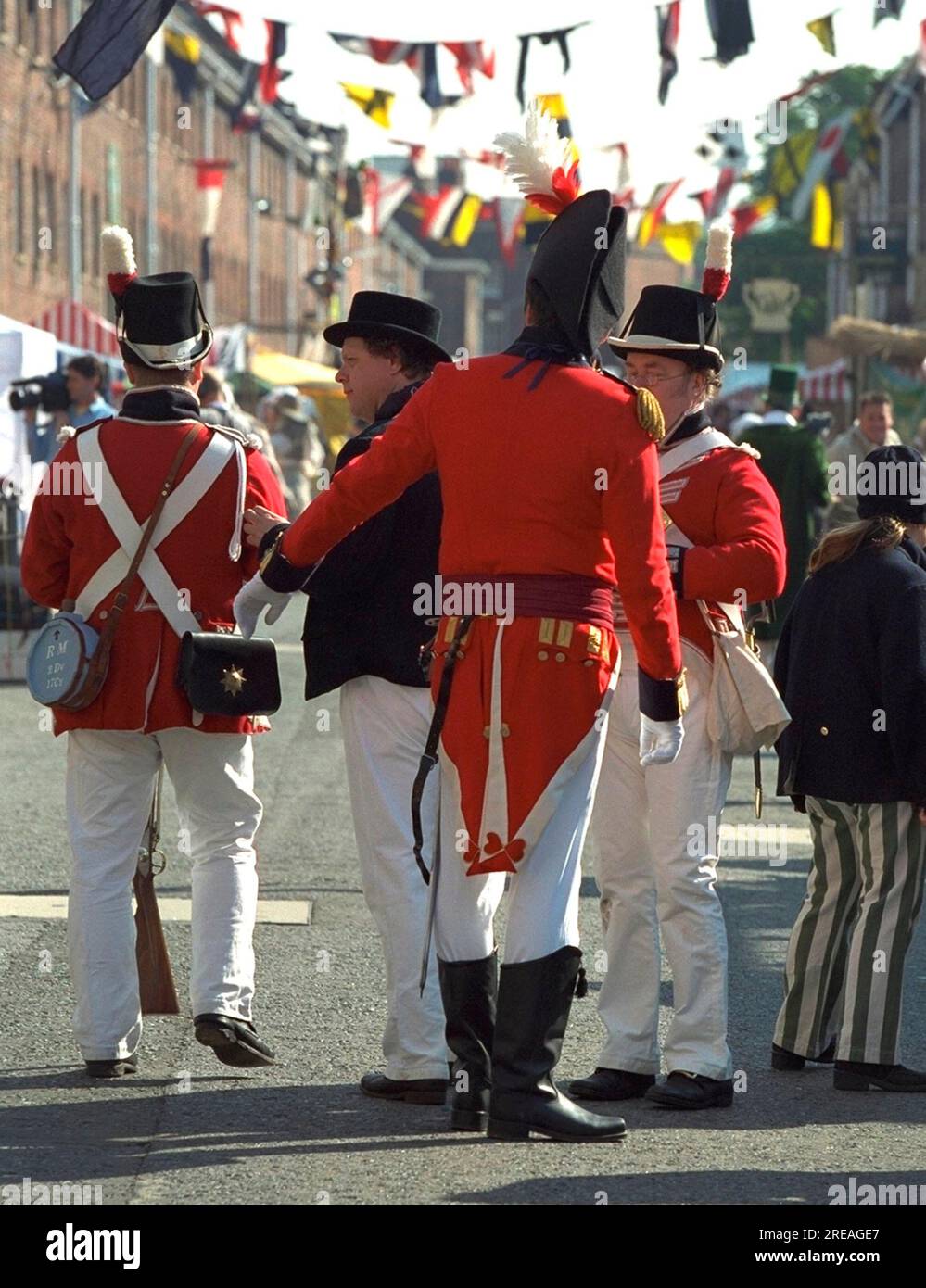 AJAXNETPHOTO. 1998 - FESTIVAL DEL MARE - PORTSMOUTH. L'ANCORA LANE DELLA ROYAL NAVY DOCKYARD FU TRASFORMATA IN UN MERCATO DEL XVIII SECOLO CON BANCARELLE CHE VENDONO TUTTI I TIPI DI MANUFATTI MARINI. FOTO:JONATHAN EASTLAND/AJAX RIF:HDD FOTS98 ANCHORLANE Foto Stock