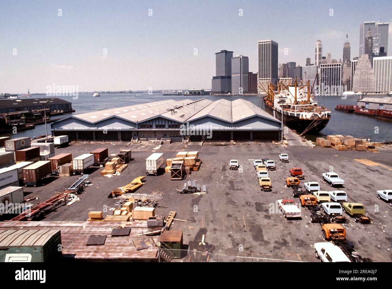 AJAXNETPHOTO. LUGLIO 1975. NEW YORK, STATI UNITI. - SKYLINE DI LOWER MANHATTAN - VISTO DAI MOLI DELLE AUTORITÀ PORTUALI DI BROOKLYN DALL'ALTRA PARTE DELL'EAST RIVER; TORRI GEMELLE DEL WORLD TRADE CENTER PROPRIO DIETRO LA "TORTA NUZIALE" IN STILE 120 WALL STREET. LUOGO DI ARRIVO DELL'AUTO LINCOLN NEL FILM FRENCH CONNECTION. FOTO: JONATHAN EASTLAND/AJAXREF: 601879 142 Foto Stock