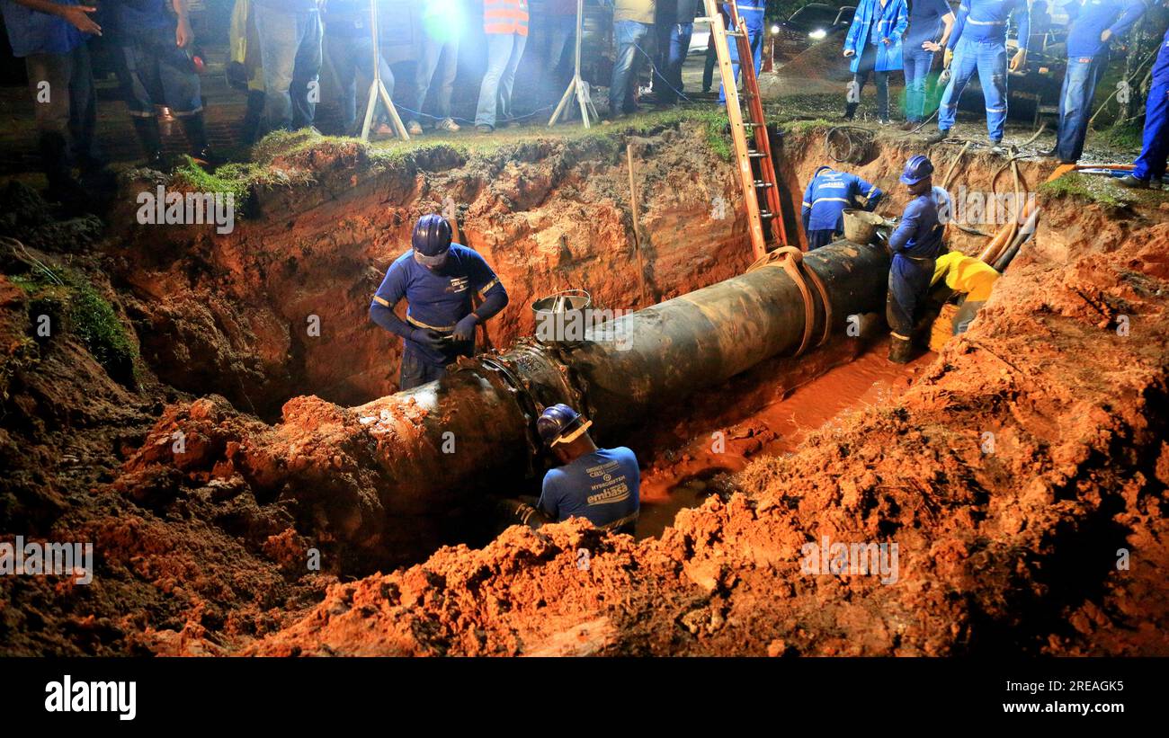 salvador, bahia, brasile - 18 giugno 2023: I lavoratori di Embasa riparano tubi nella rete di distribuzione dell'acqua potabile a Salvador. Foto Stock