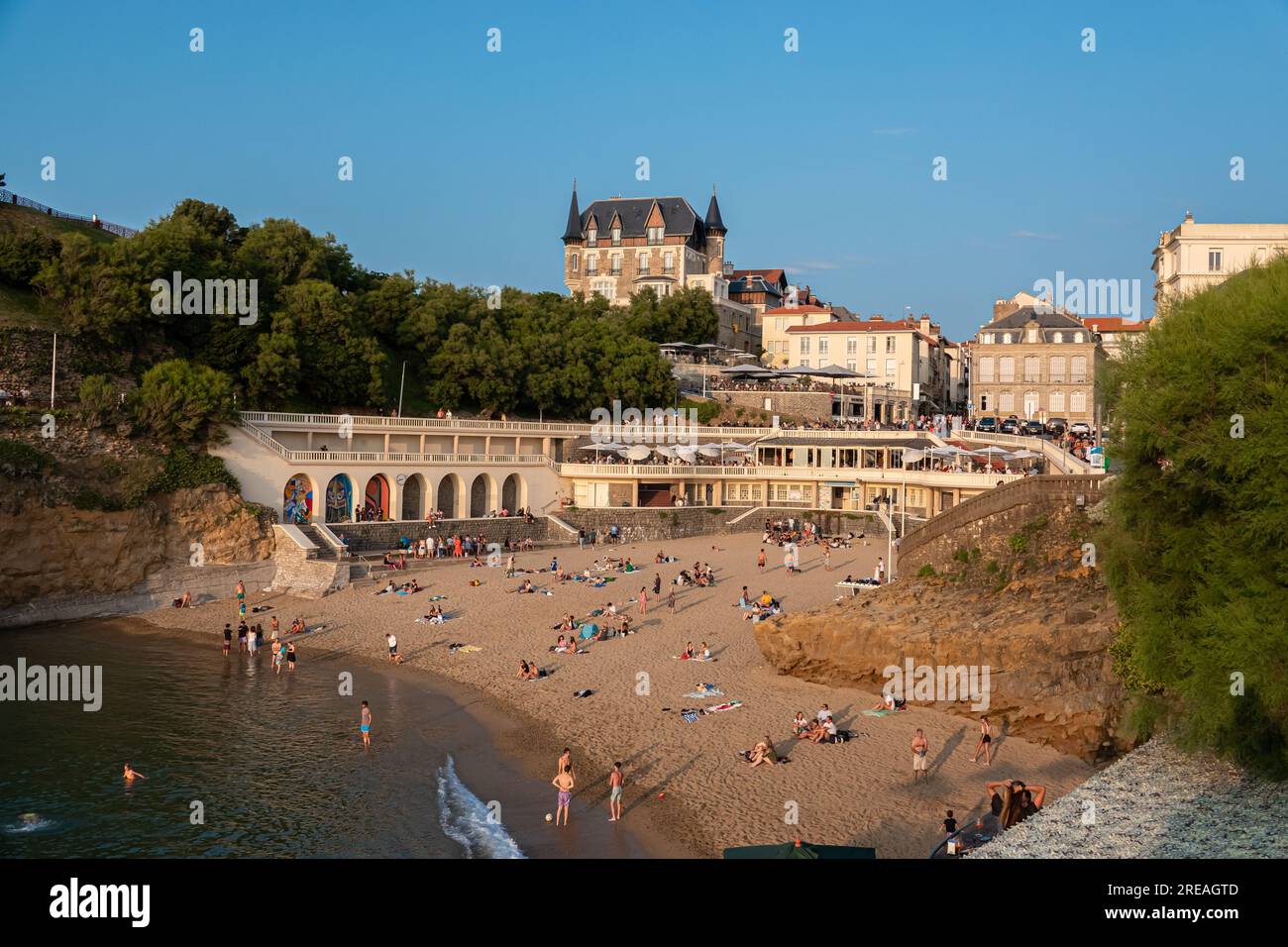 La spiaggia di Biarritz "Plage du Port Vieux" è piena di persone che fanno il bagno e prendono il sole in un pomeriggio d'estate. Foto Stock
