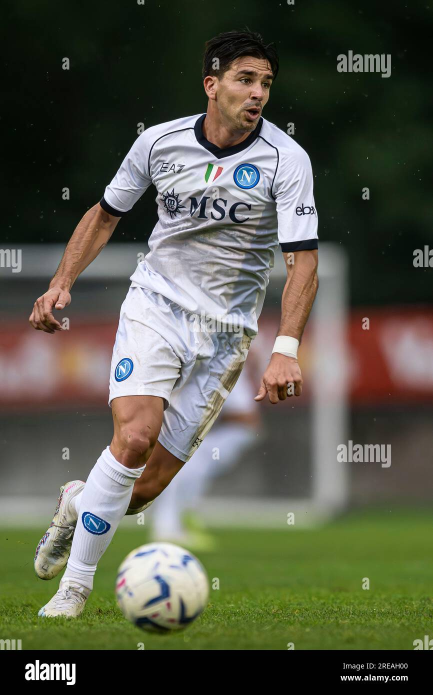 Giovanni Simeone dell'SSC Napoli in azione durante la partita di calcio amichevole pre-stagionale tra SSC Napoli e SPAL. Il match terminò con 1-1 pareggi. Foto Stock