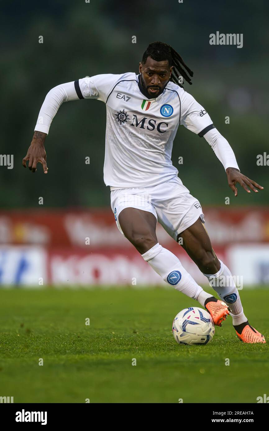 Andre Zambo Anguissa dell'SSC Napoli in azione durante la partita di calcio amichevole pre-stagionale tra SSC Napoli e SPAL. Il match terminò con 1-1 pareggi. Foto Stock