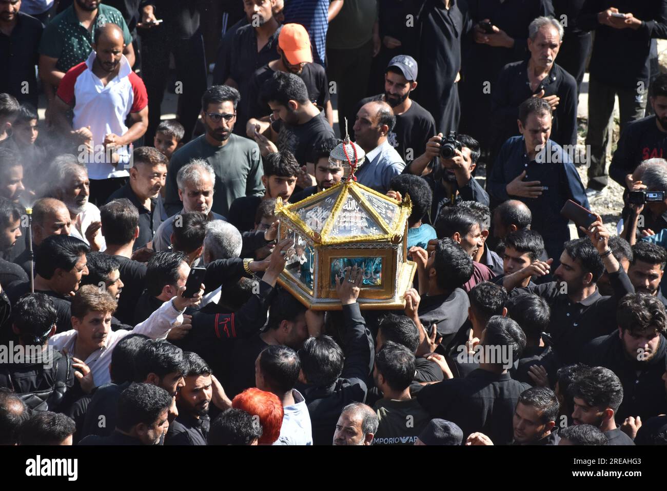 Srinagar, India. 26 luglio 2023. 26 luglio 2023, Srinagar, India: Gli Shai in lutto prendono parte a una processione il settimo giorno di Muharram a Srinagar. Muharram è il primo mese del calendario islamico. È uno dei mesi più sacri del calendario islamico. I musulmani sciiti commemorano Muharram come un mese di lutto in ricordo del martirio del nipote del profeta islamico Imam Hussain. Il 26 luglio 2023 a Srinagar, in India. (Foto di Umer Qadir/ Credit: Eyepix Group/Alamy Live News Foto Stock