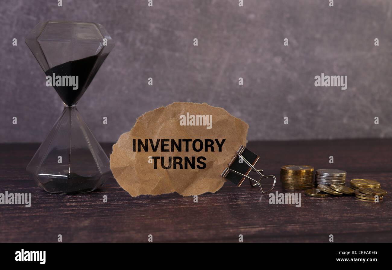 La mano gira i dadi e cambia l'acronimo LIFO Last in First Out in FIFO First in First Out Foto Stock