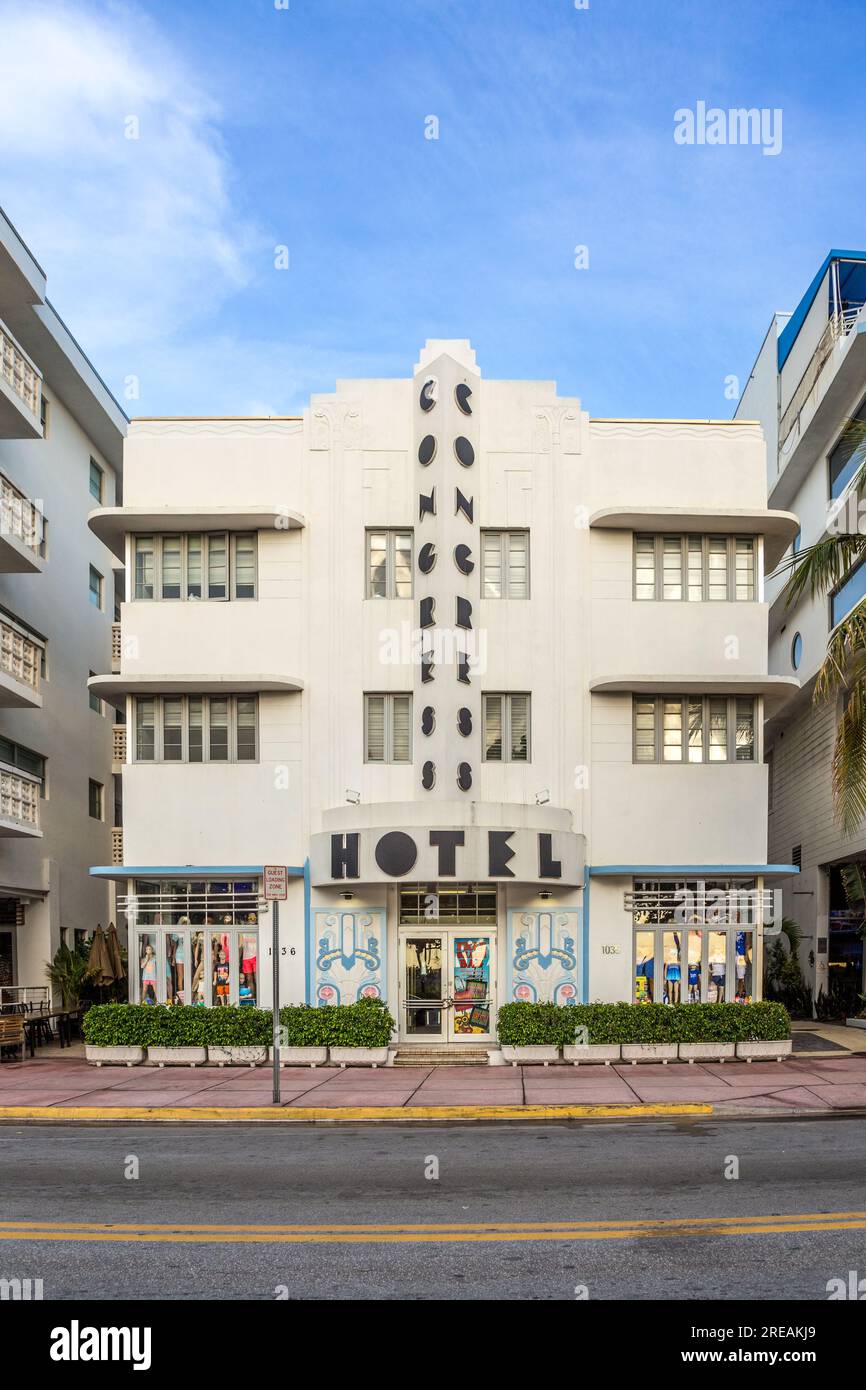 Miami, USA - 20 agosto 2014: Hotel per congressi con insegne al neon presso il. famoso hotel art deco a ocean drive. Foto Stock