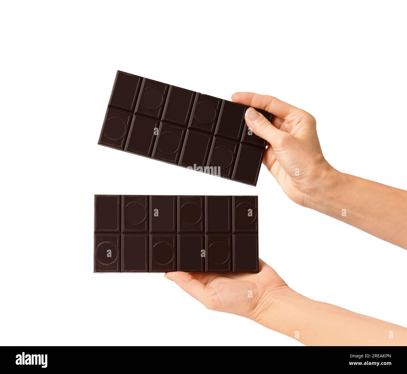 Una barretta di cioccolato fondente in mano su uno sfondo bianco. Femmina tenere il cioccolato mano su bianco isolato. Foto Stock