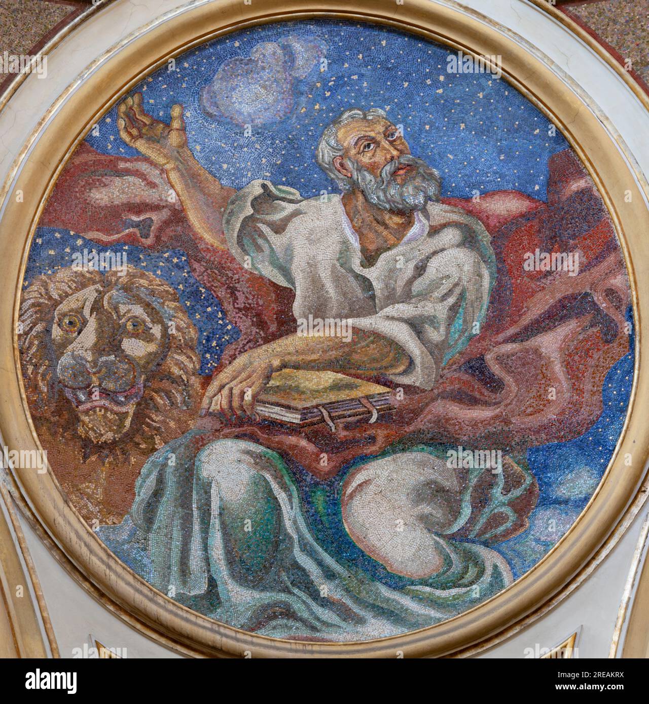 NAPOLI, ITALIA - 22 APRILE 2023: Il mosaico di San In occasione dell'evangelista la chiesa basilica dell'Incoronata madre del buon Consiglio del 20. cent. Foto Stock