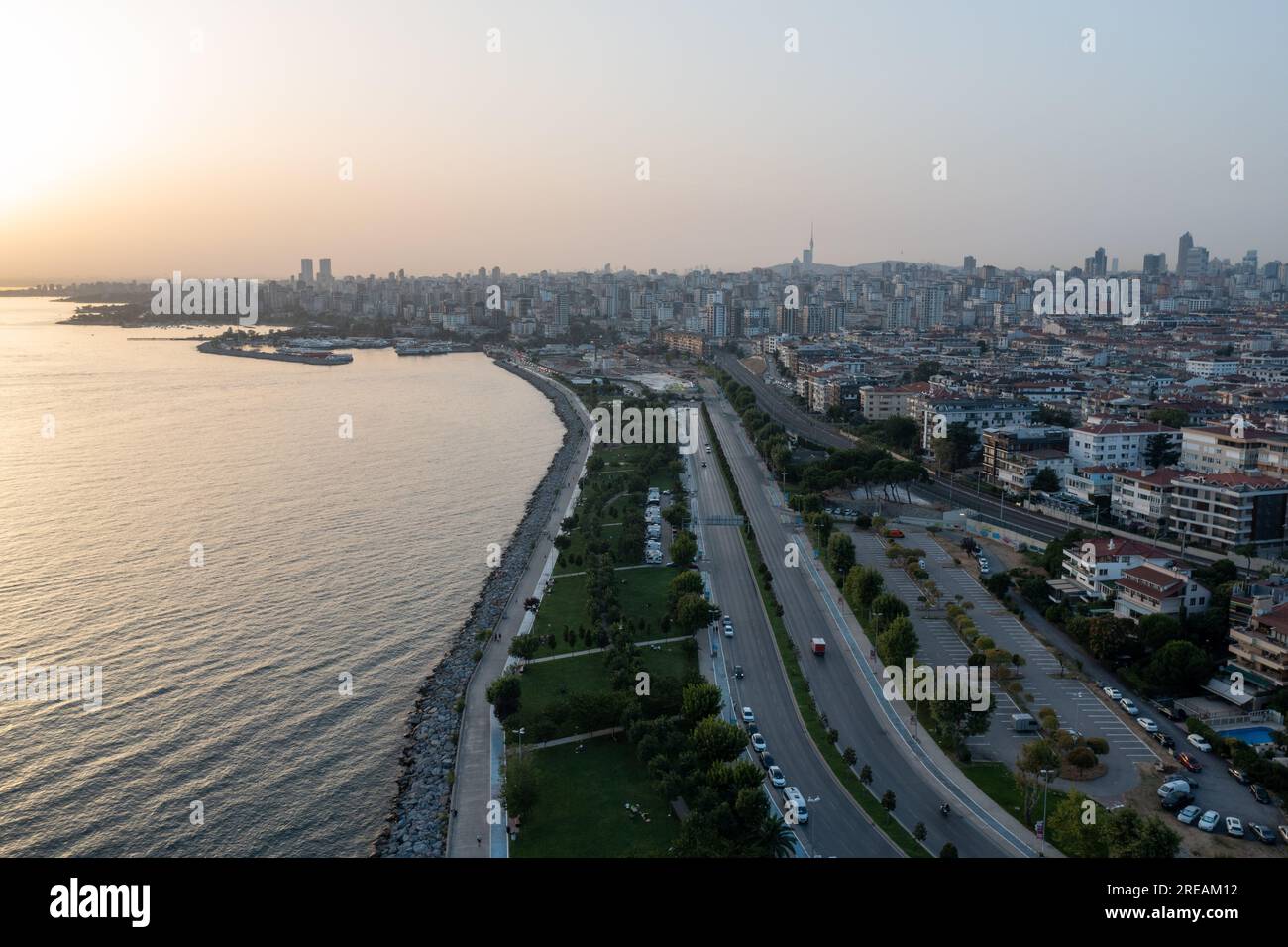 Vista droni su Maltepe Sahil al tramonto. Vista aerea del parco e del porto nel quartiere di Maltepe sulla costa del Mare di Marmara sul lato asiatico di Istanbul. Foto Stock