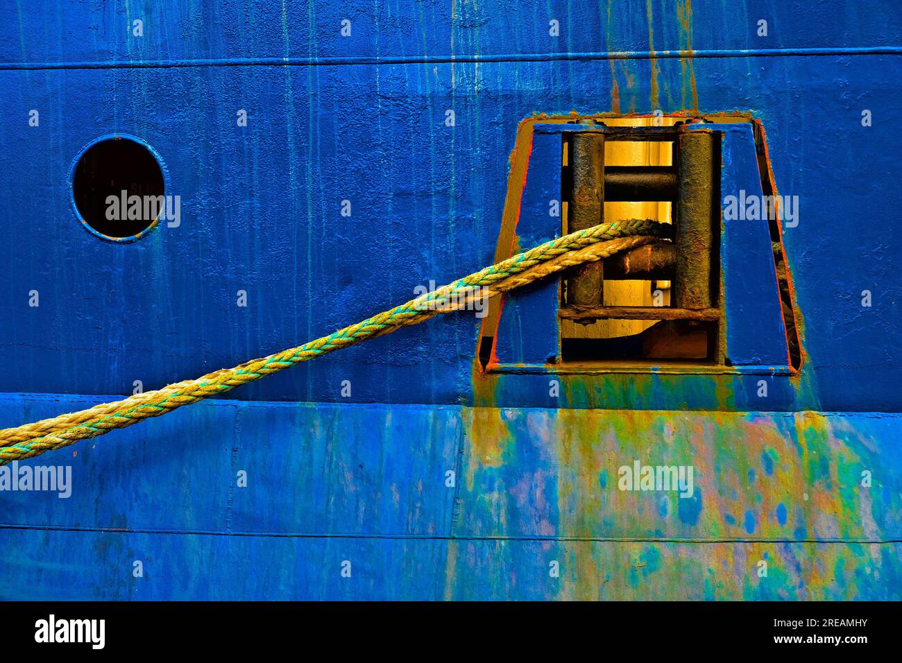 Hawshole su una nave con bordo blu e linee d'ormeggio. Foto Stock