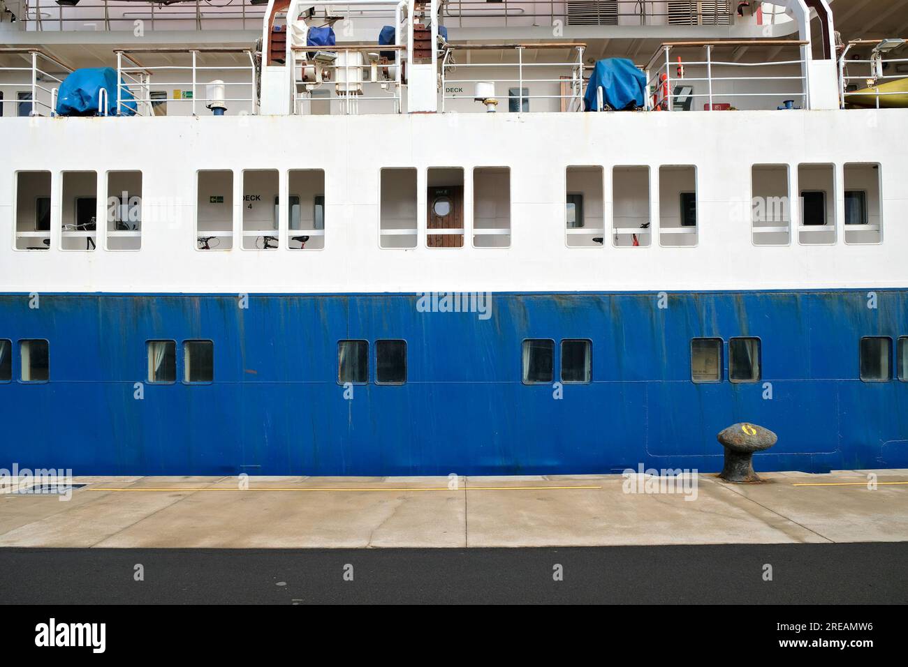 Lato di una grande nave al molo, frammento. Foto Stock