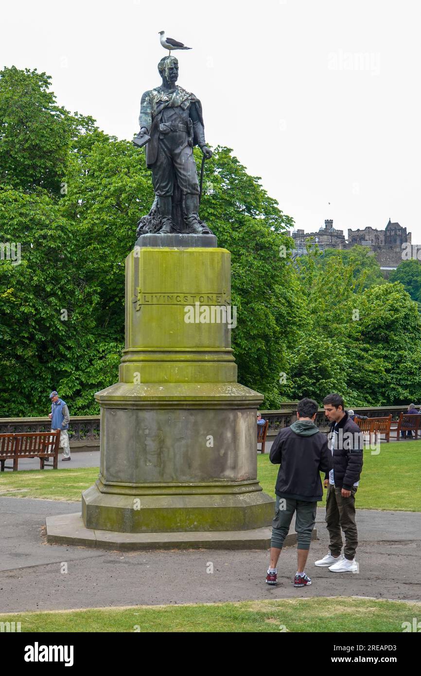 Due uomini che guardano la mappa, di fronte alla statua di David Livingstone, scolpita da Amelia Robertson Hill, East Princes Street Gardens, Edimburgo, Regno Unito. Foto Stock