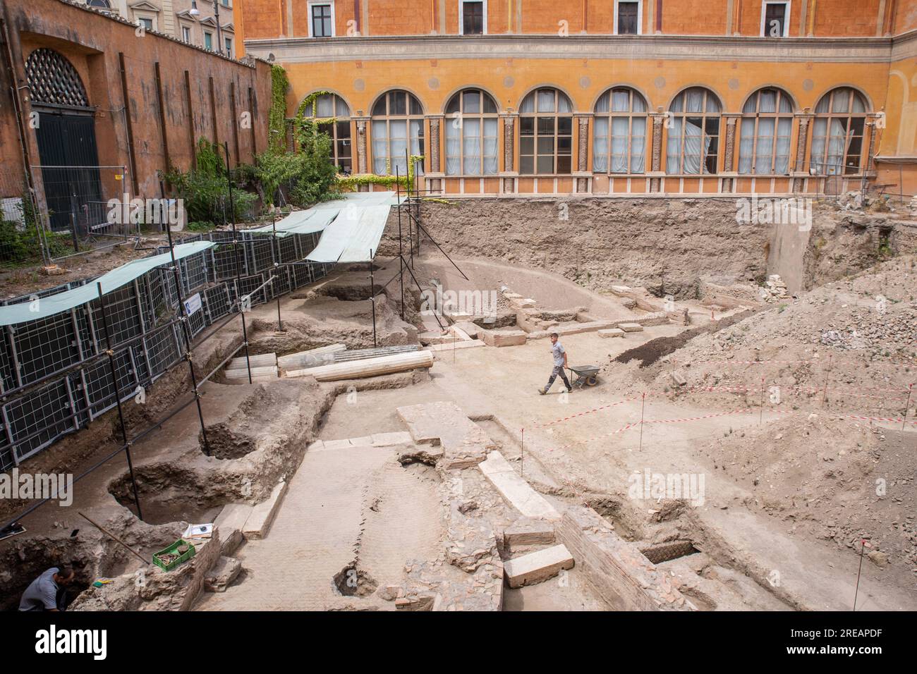 26 luglio 2023, Roma, Italia: Veduta degli scavi archeologici del Teatro di Nerone, all'interno del cortile interno del Palazzo della Rovere. Presentazione alla stampa delle nuove scoperte archeologiche, identificabili con i resti del Teatro di Nerone, all'interno del cortile interno del Palazzo della Rovere, sede dell'ordine Equestre del Santo Sepolcro di Gerusalemme, nei pressi della città del Vaticano. La scoperta del Teatro di Nerone è il risultato di un'indagine archeologica condotta dalla Soprintendenza speciale di Roma negli ultimi tre anni (Credit Image: © Matteo Na Foto Stock