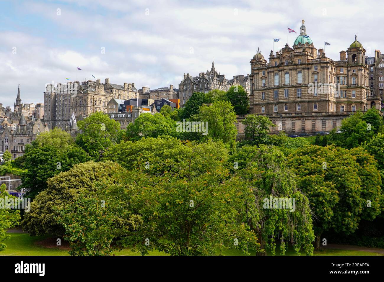 Vista dello skyline della città vecchia attraverso i Princes Street Gardens, Edimburgo, Scozia, Regno Unito. Foto Stock