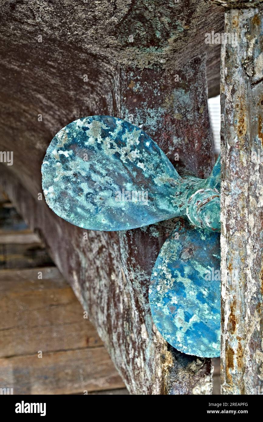 Dettaglio elica in bronzo per vecchia imbarcazione. Foto Stock