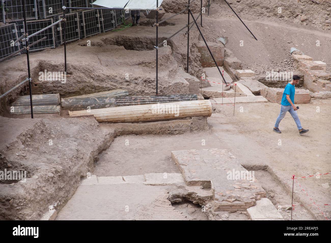 Veduta degli scavi archeologici del Teatro di Nero, all'interno del cortile interno del Palazzo della Rovere. Presentazione alla stampa delle nuove scoperte archeologiche, identificabili con i resti del Teatro di Nerone, all'interno del cortile interno del Palazzo della Rovere, sede dell'ordine Equestre del Santo Sepolcro di Gerusalemme, nei pressi della città del Vaticano. La scoperta del Teatro di Nerone è il risultato di un'indagine archeologica condotta dalla Soprintendenza speciale di Roma negli ultimi tre anni (foto di Matteo Nardone/Pacific Press/Sipa USA) Foto Stock