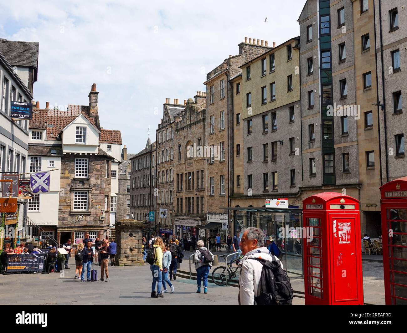 Persone, turisti ed edifici su High Street, Royal Mile, Edimburgo, Scozia, Regno Unito. Foto Stock
