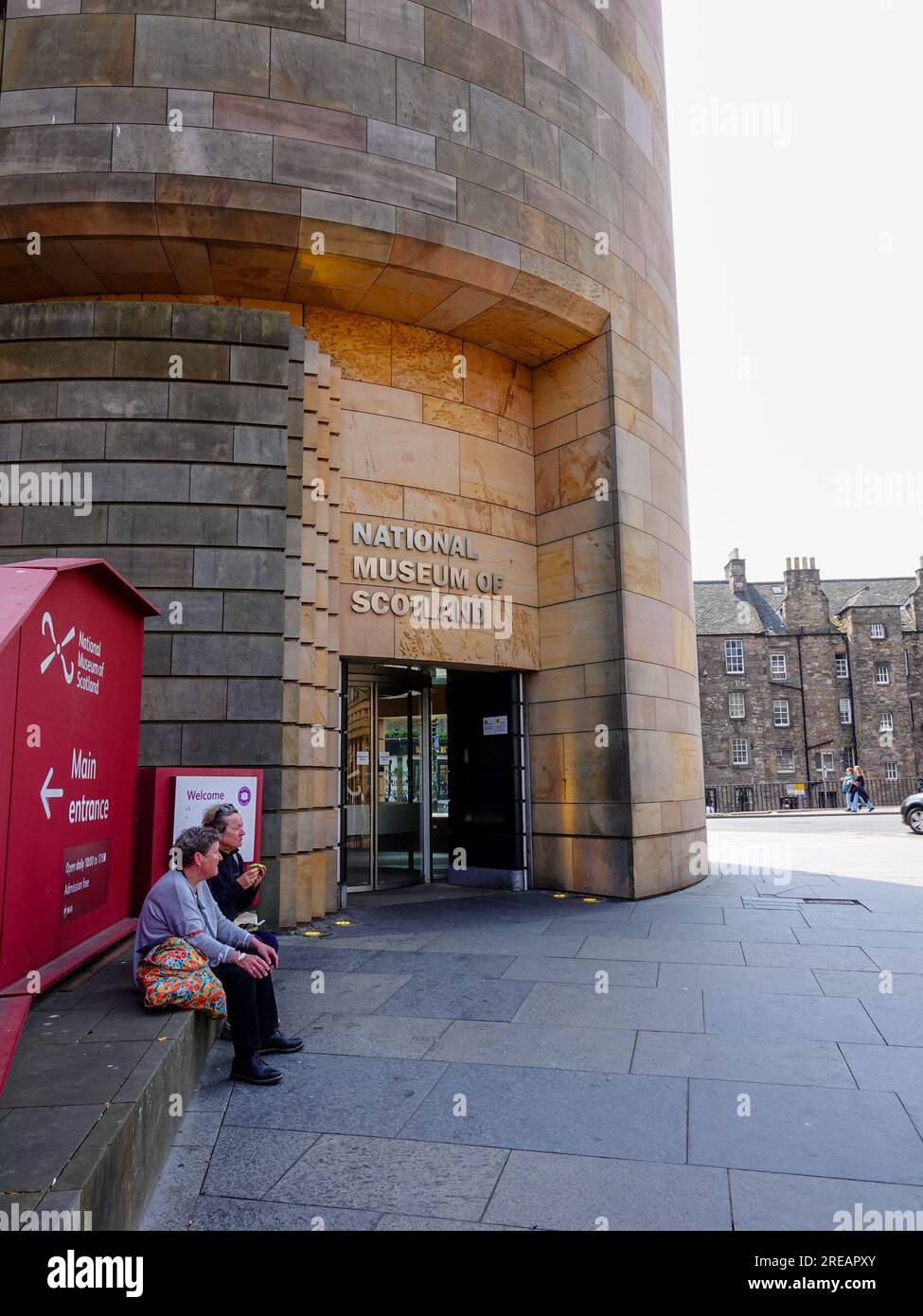 Persone fuori dal National Museum of Scotland, museo gratuito con mostre storiche e culturali, situato in Chambers St, Edimburgo, Scozia, Regno Unito. Foto Stock