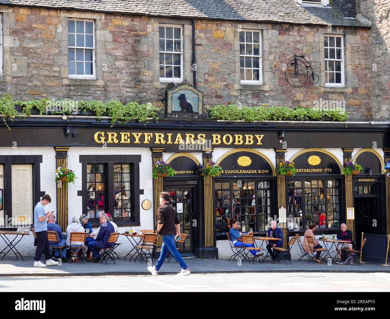Persone sedute all'esterno del Greyfriars Bobby Pub che bevono una pinta nel centro storico di Edimburgo, Scozia, Regno Unito. Foto Stock