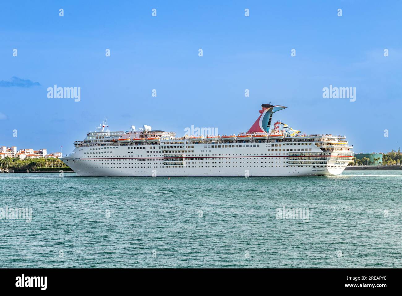 Miami, USA - 18 agosto 2014: Miami South Beach con skyline e carnevale delle navi da crociera Ecstasy ancorate nel canale. Foto Stock