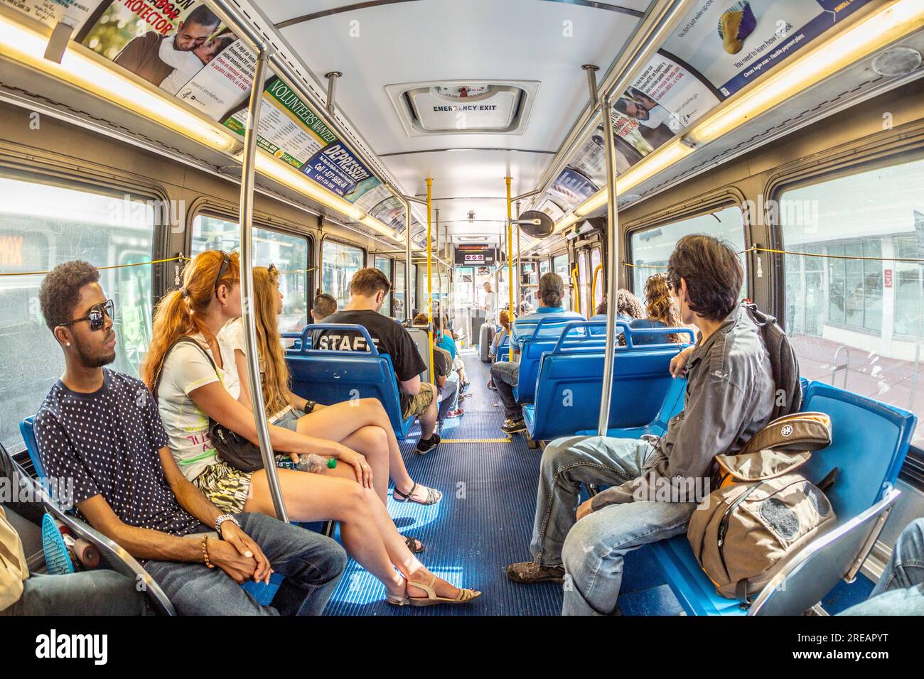 MIAMI, USA - 18 AGOSTO 2014: Persone nel centro della metropolitana autobus a Miami, USA. Il Metrobus gestisce più di 90 linee con circa 1.000 autobus che coprono 41 km Foto Stock