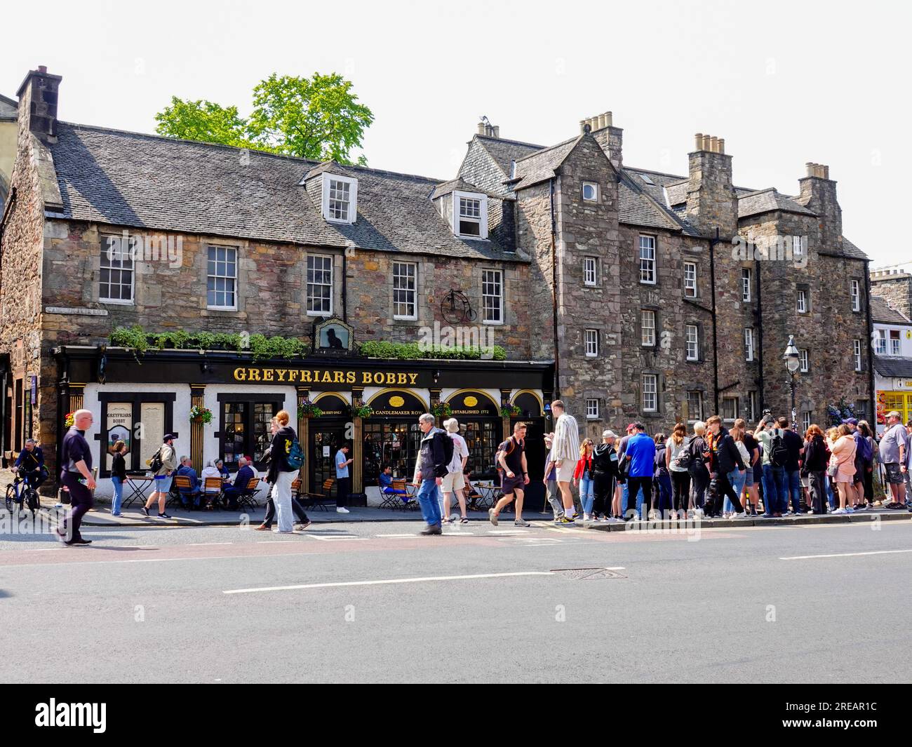 Folla di persone che aspettano sull'autobus turistico fuori dal pub Greyfriars Bobby, Old Town Edinburgh, Scotland, UK. Foto Stock
