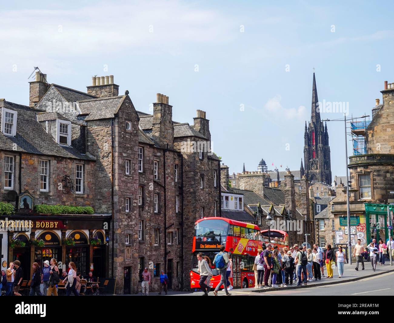 Persone in strada e autobus turistico nella città vecchia di Edimburgo, Scozia, Regno Unito. Foto Stock