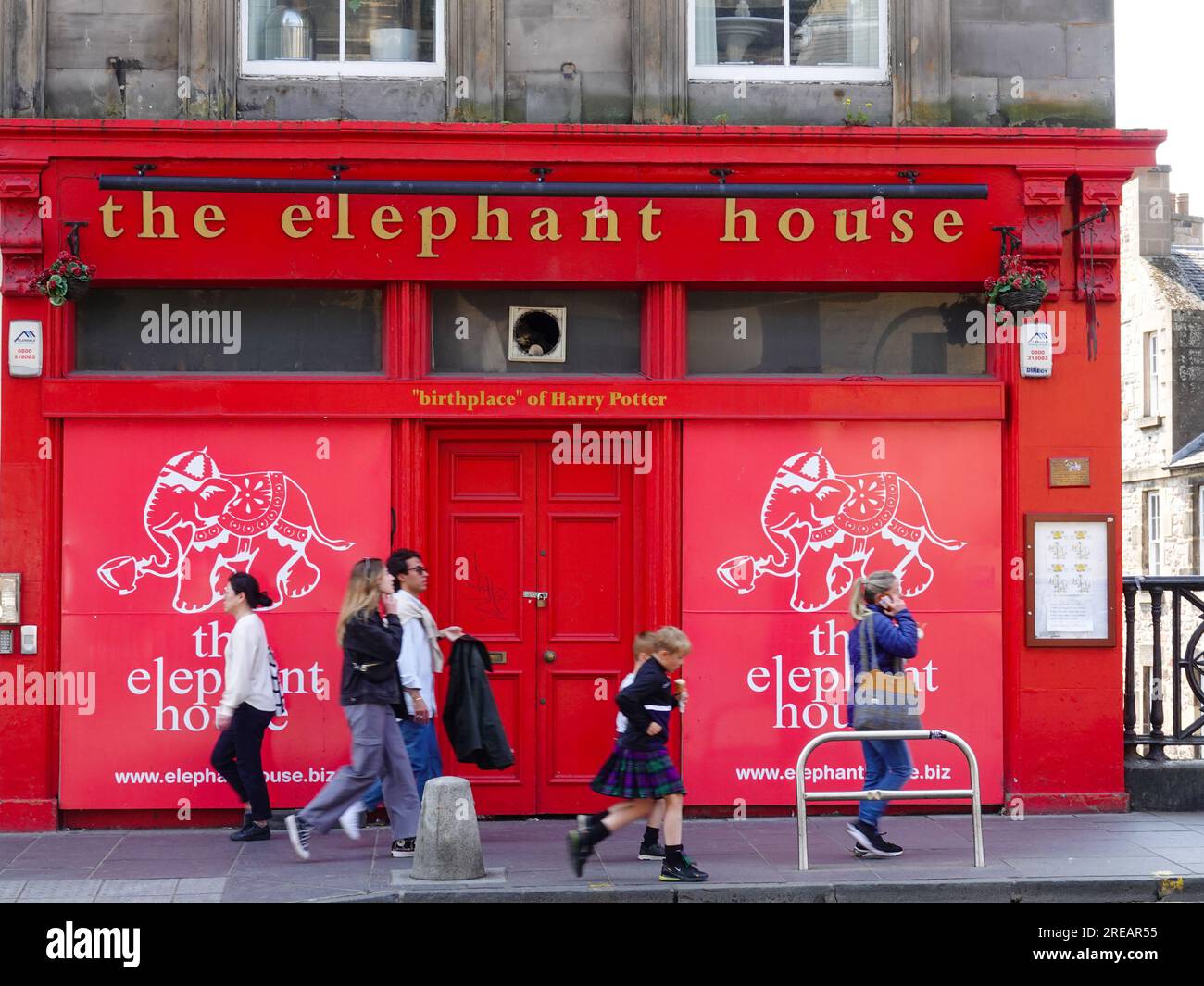 I bambini che indossano i kilt, e altri, camminano davanti all'Elephant House, caffetteria e ristorante, chiuso a causa di un incendio nel 2021, Edimburgo, Scozia, Regno Unito. Foto Stock